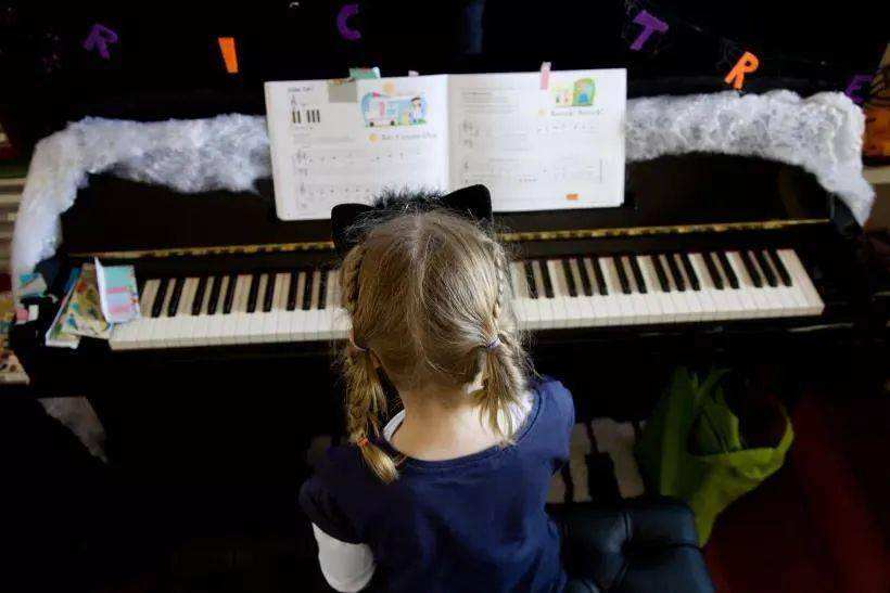 女孩子学钢琴的好处和坏处(女孩子学钢琴的好处和坏处图片)
