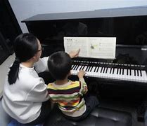 钢琴教学一对一(钢琴教学一对一与一对多的不同影响)