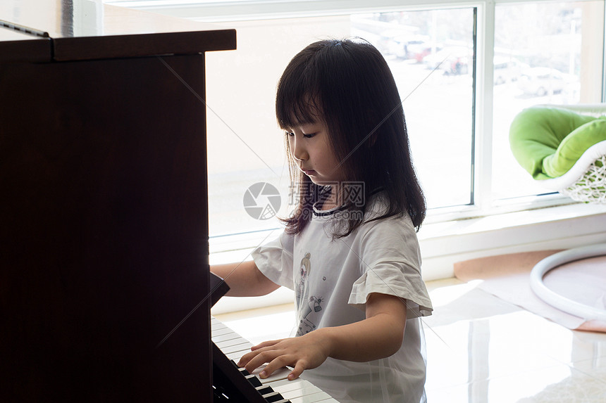 弹钢琴女孩图片简图(女孩弹钢琴的唯美图片大全)