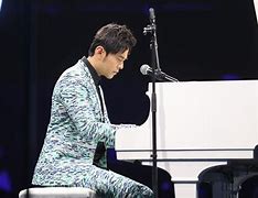 娱乐圈弹钢琴的男明星(弹钢琴很厉害的男的明星叫啥)