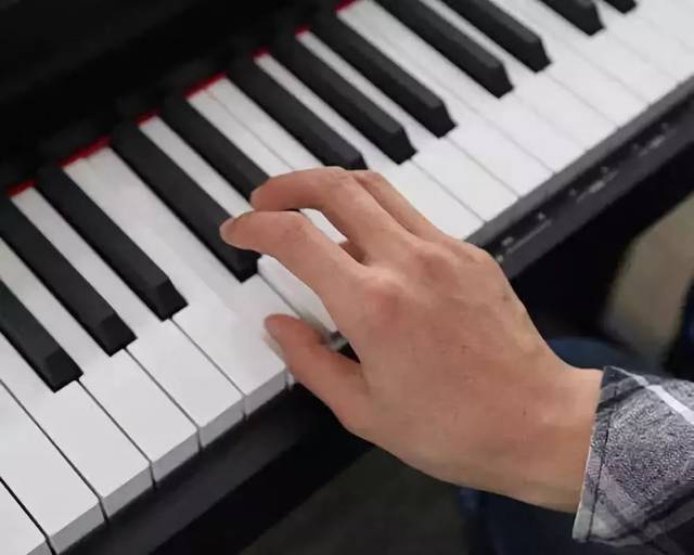 钢琴指法教学视频(钢琴指法教学视频全集)