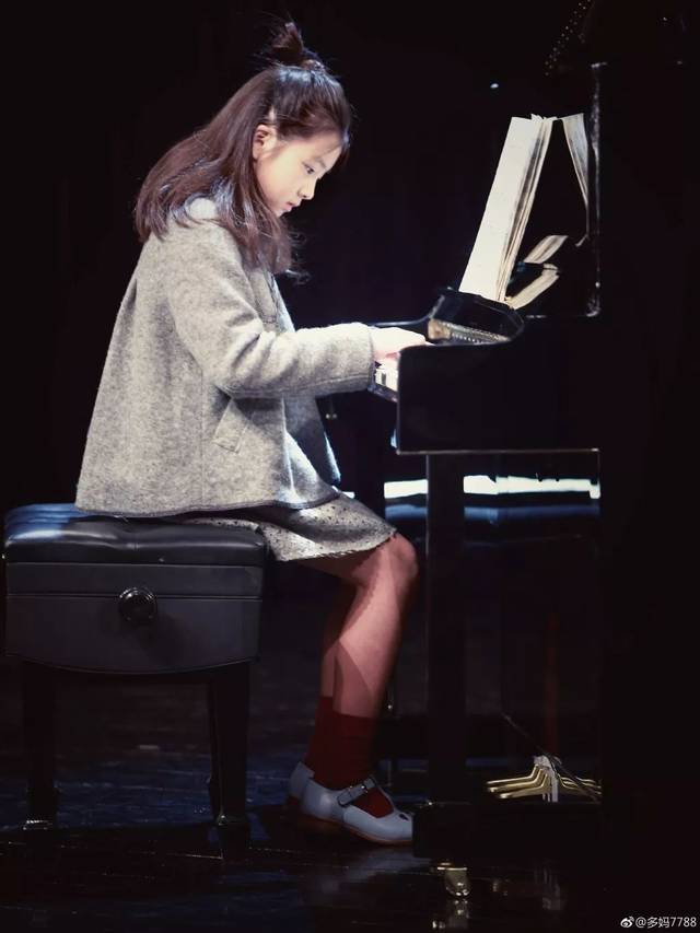 她也喜欢弹钢琴英文(她喜欢弹钢琴英文怎么说)