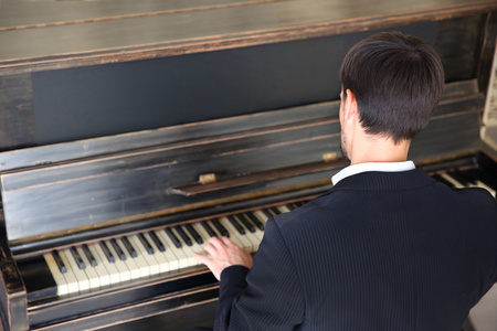一个男的弹钢琴的v(一个男的弹钢琴的mv中国歌曲)