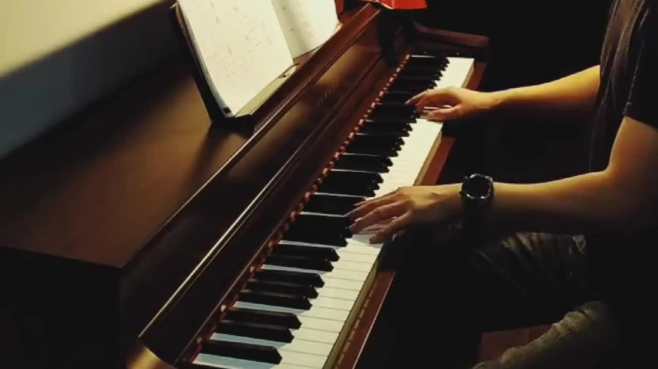 弹钢琴视频梦中的婚礼(梦中的婚礼钢琴弹奏视频)