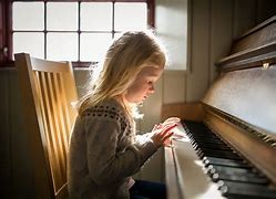 小女生钢琴演奏发型视频(小女生钢琴演奏发型视频播放)