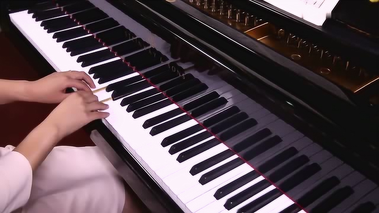 弹钢琴的手法视频(钢琴的正确手法视频)