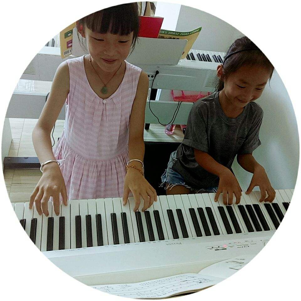 儿童弹钢琴手型视频(儿童弹钢琴的好处)