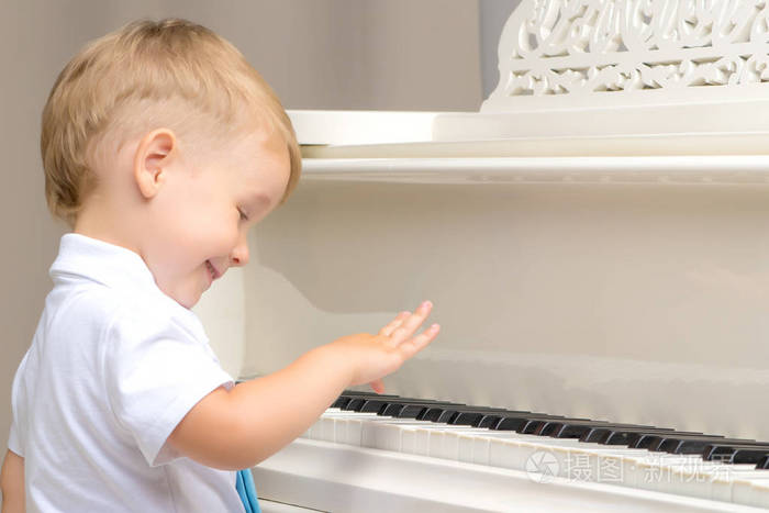 哭着弹钢琴的小男孩(哭着弹钢琴的小男孩图片)