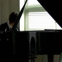 小男孩弹钢琴图片头像(一个男孩弹钢琴的情侣头像)