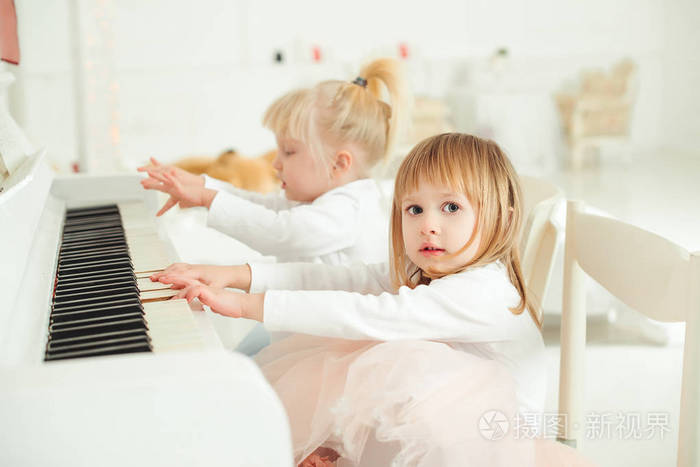 小女孩弹钢琴视频大全集(小女孩弹钢琴视频大全集播放)