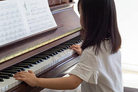 小女孩弹钢琴视频大全集(小女孩弹钢琴视频大全集播放)