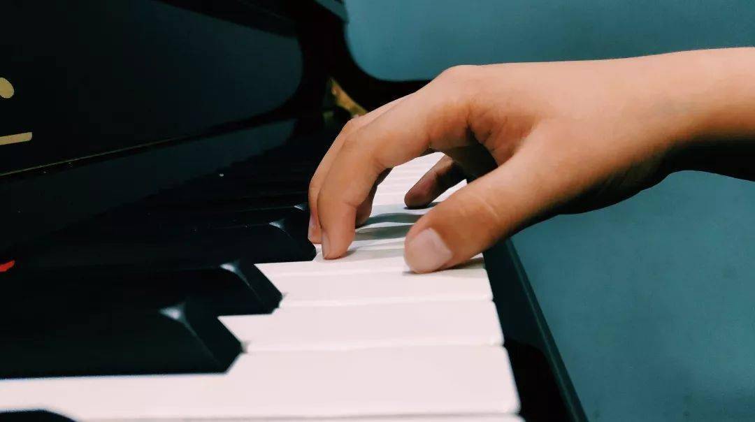 弹钢琴的指法技巧视频(弹钢琴的基本指法视频指法)