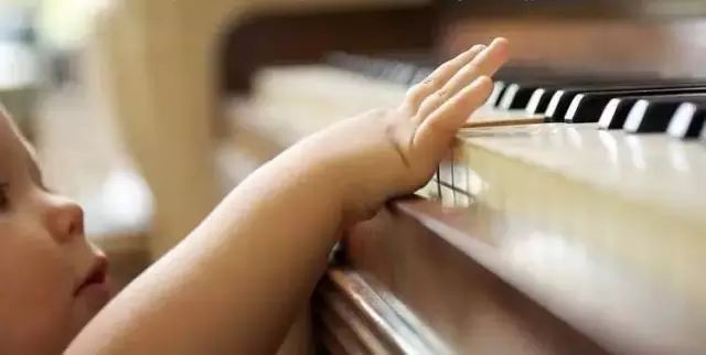 儿童弹钢琴手型视频(儿童弹钢琴卡通图片)