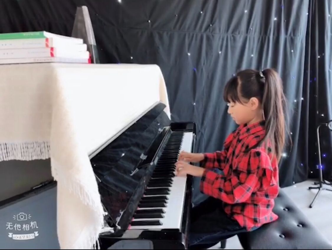 小朋友钢琴视频(小朋友钢琴视频教程)