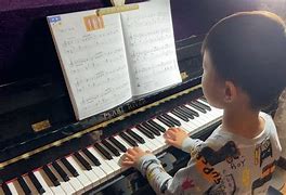 男孩学钢琴的最佳年龄(男孩学钢琴的最佳年龄是多少岁)