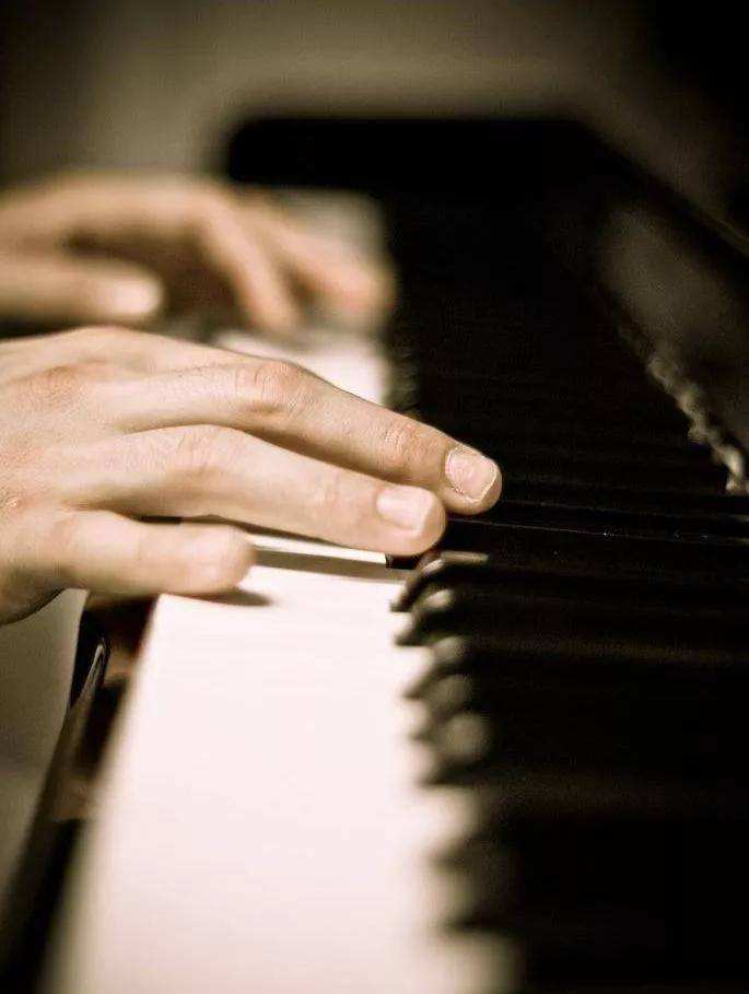 弹钢琴时如何克服手臂僵硬(弹钢琴时如何克服手臂僵硬的问题)