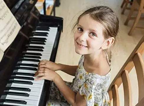 儿童学钢琴的步骤(儿童如何学钢琴)