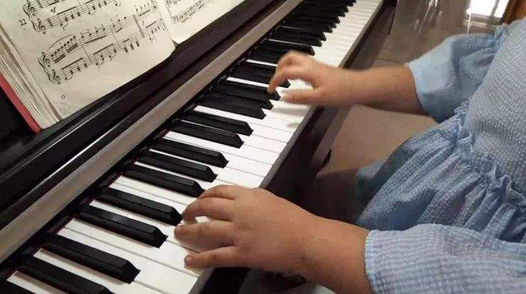 儿童学钢琴的步骤(儿童如何学钢琴)