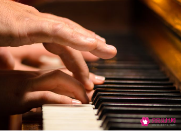 如何弹钢琴指法视频教学(弹钢琴的指法入门教程视频)