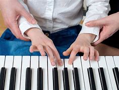 关于弹钢琴的指法入门教程人容易近视的信息