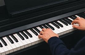 弹钢琴手指翘(弹钢琴手指翘起来怎么办)