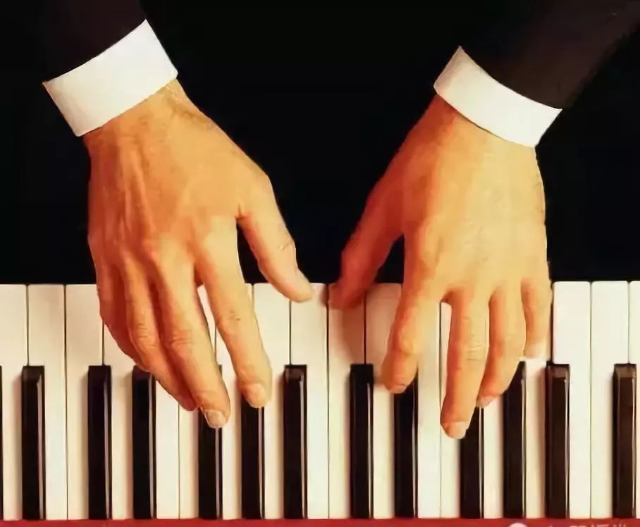 弹钢琴左手指法(弹钢琴左手指法视频)