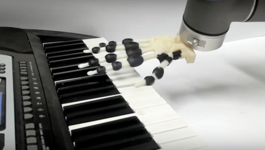 机器人弹钢琴视频(机器人钢琴演奏视频)