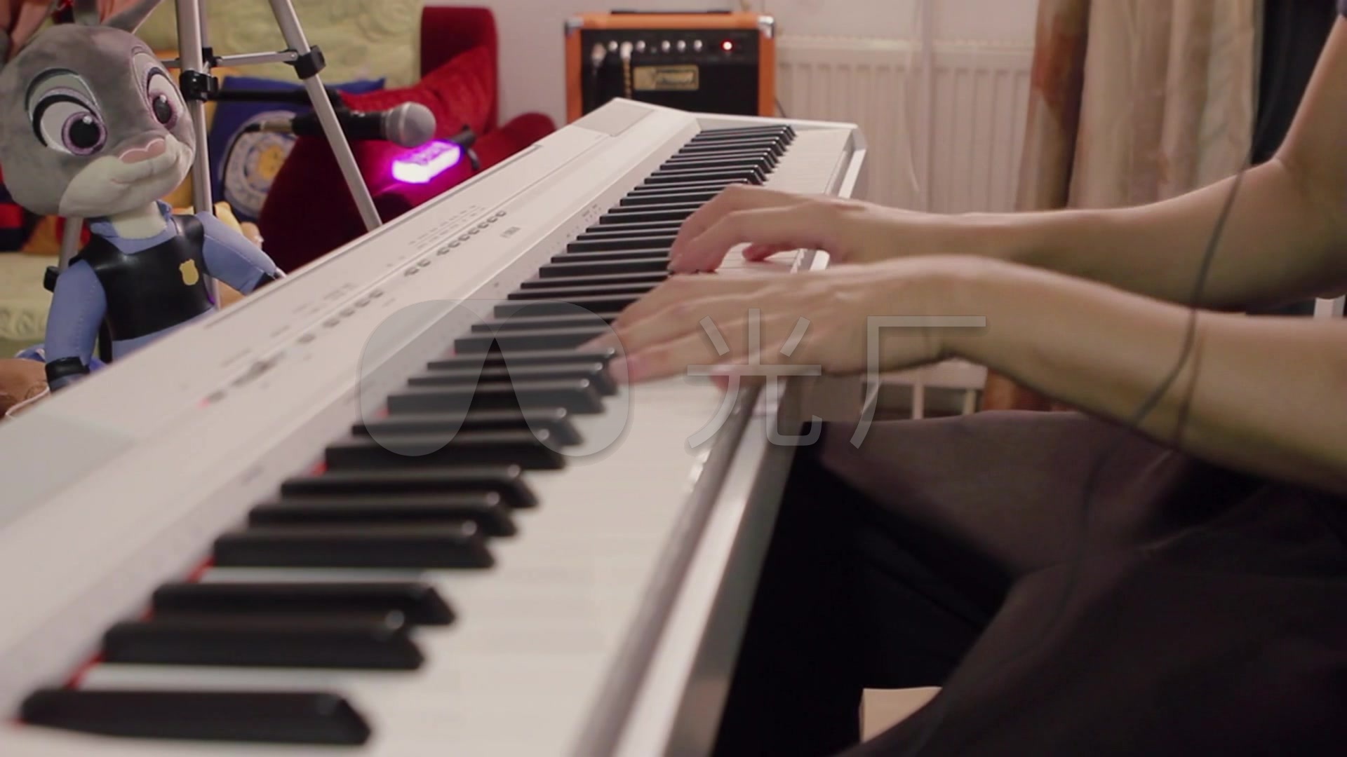 电视剧里有个女孩弹钢琴的(电视剧里有个女孩弹钢琴的叫什么)