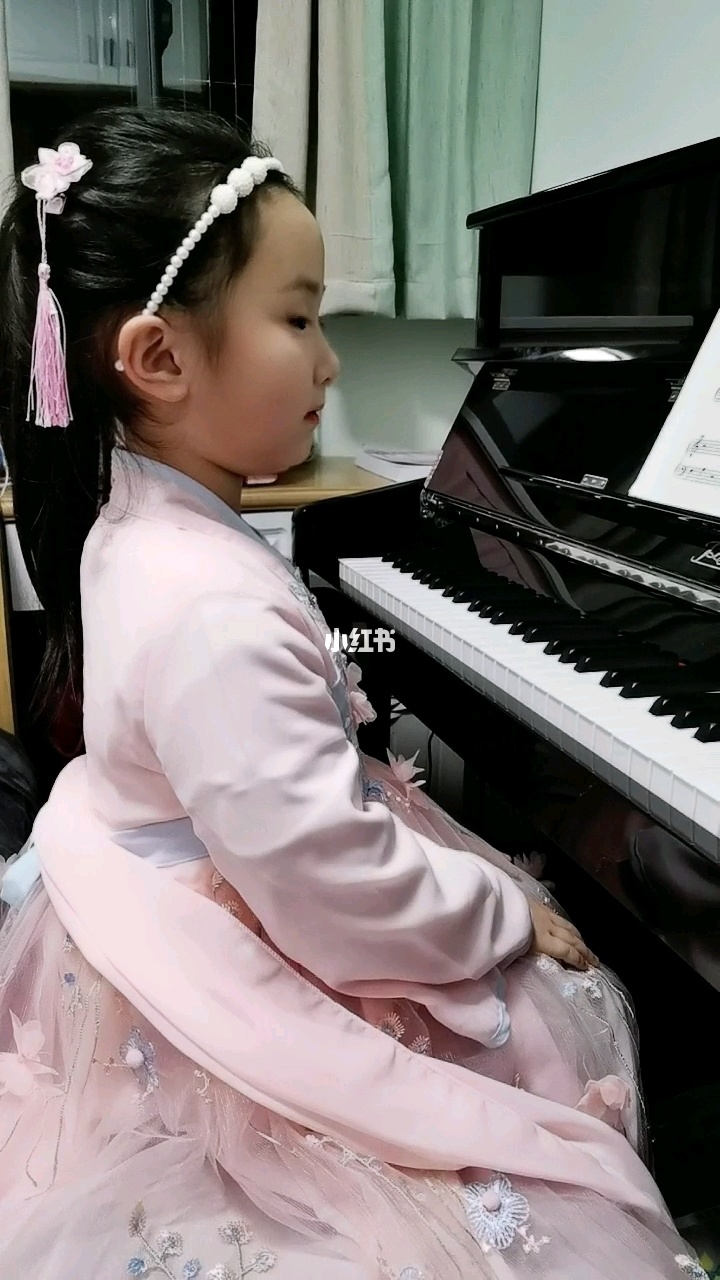 小朋友钢琴视频(小朋友钢琴视频教学)