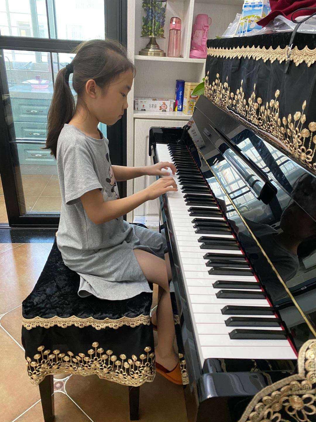 弹钢琴的孩子智商很高(学钢琴真的对智商能提高吗)