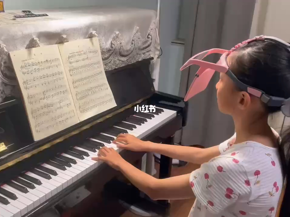 弹钢琴会近视眼么(弹钢琴容易近视眼吗)