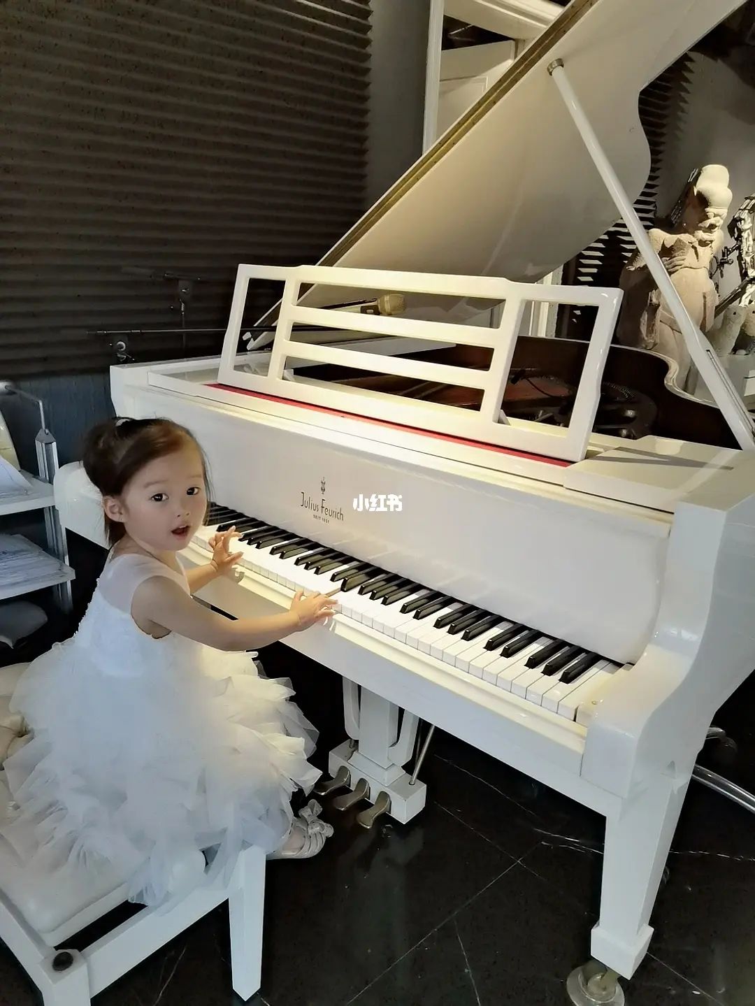关于弹钢琴的姑娘总有一种公主范的信息