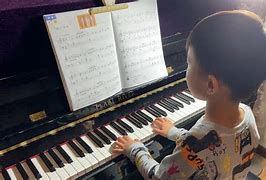 关于弹钢琴学儿歌第75首祝您生日快乐的信息