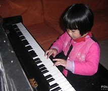 小宝宝弹钢琴的视频(小宝宝弹钢琴的视频教程)