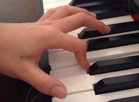 弹钢琴怎么控制手腕(钢琴弹奏时手腕怎么处理)