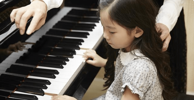 儿童钢琴演奏图片(儿童钢琴演奏图片卡通)