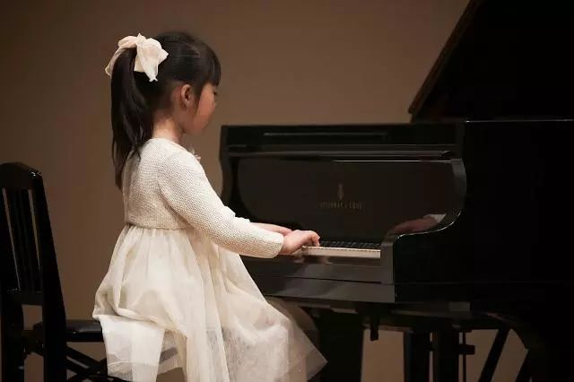 四岁小孩弹钢琴(四岁小孩弹钢琴的姿势)