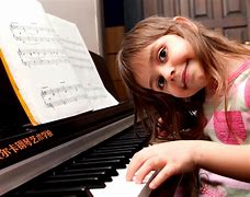 小孩初学钢琴视频(小朋友学钢琴的视频)