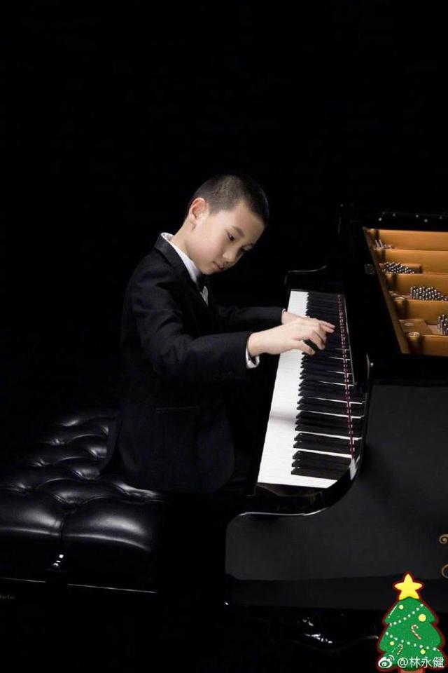 弹钢琴的正确坐姿视频(弹钢琴的标准坐姿视频)