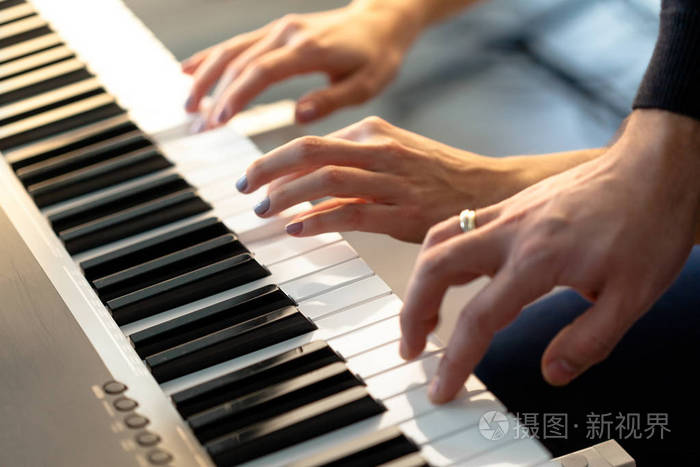 弹钢琴的手(弹钢琴的手指要求)