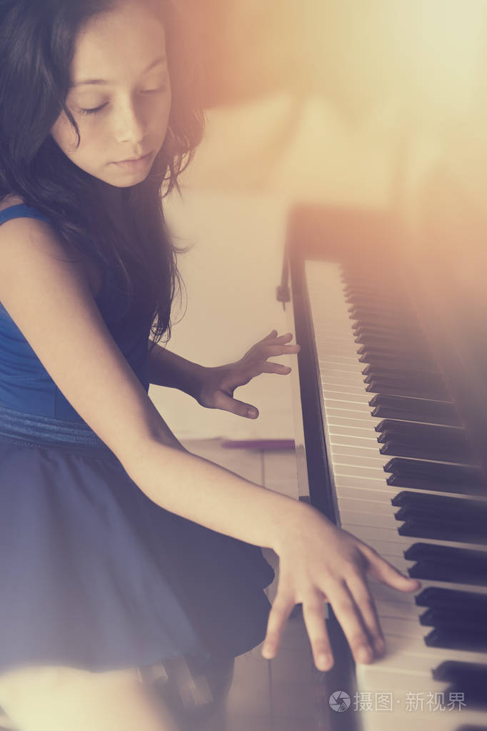 女孩子会弹钢琴有优秀吗(会弹钢琴的女孩子家境都不差)
