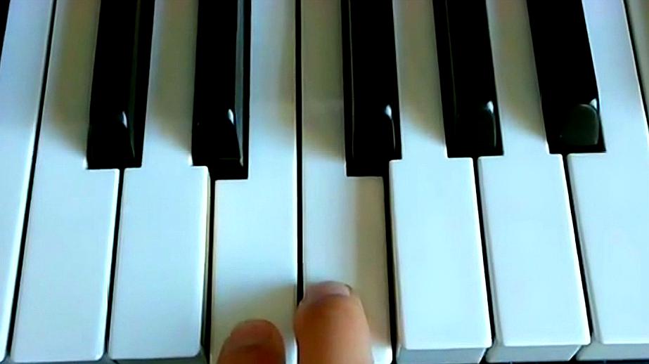 钢琴指法曲教学视频(钢琴弹奏的指法视频教程)