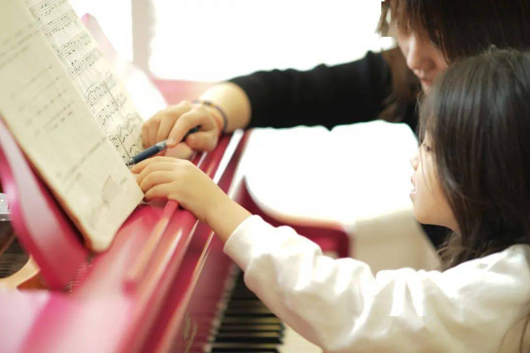 小孩子几岁开始学钢琴(一般小孩几岁开始学钢琴)