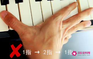 弹钢琴的大拇指用哪个位置(钢琴的大拇指怎么弹)