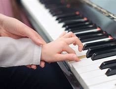 弹钢琴的姿势和手型(弹钢琴的姿势和手型图片)