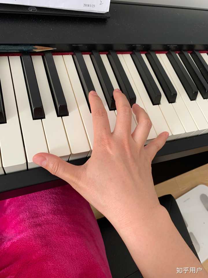 关于弹钢琴一般要求手能跨多少度的信息