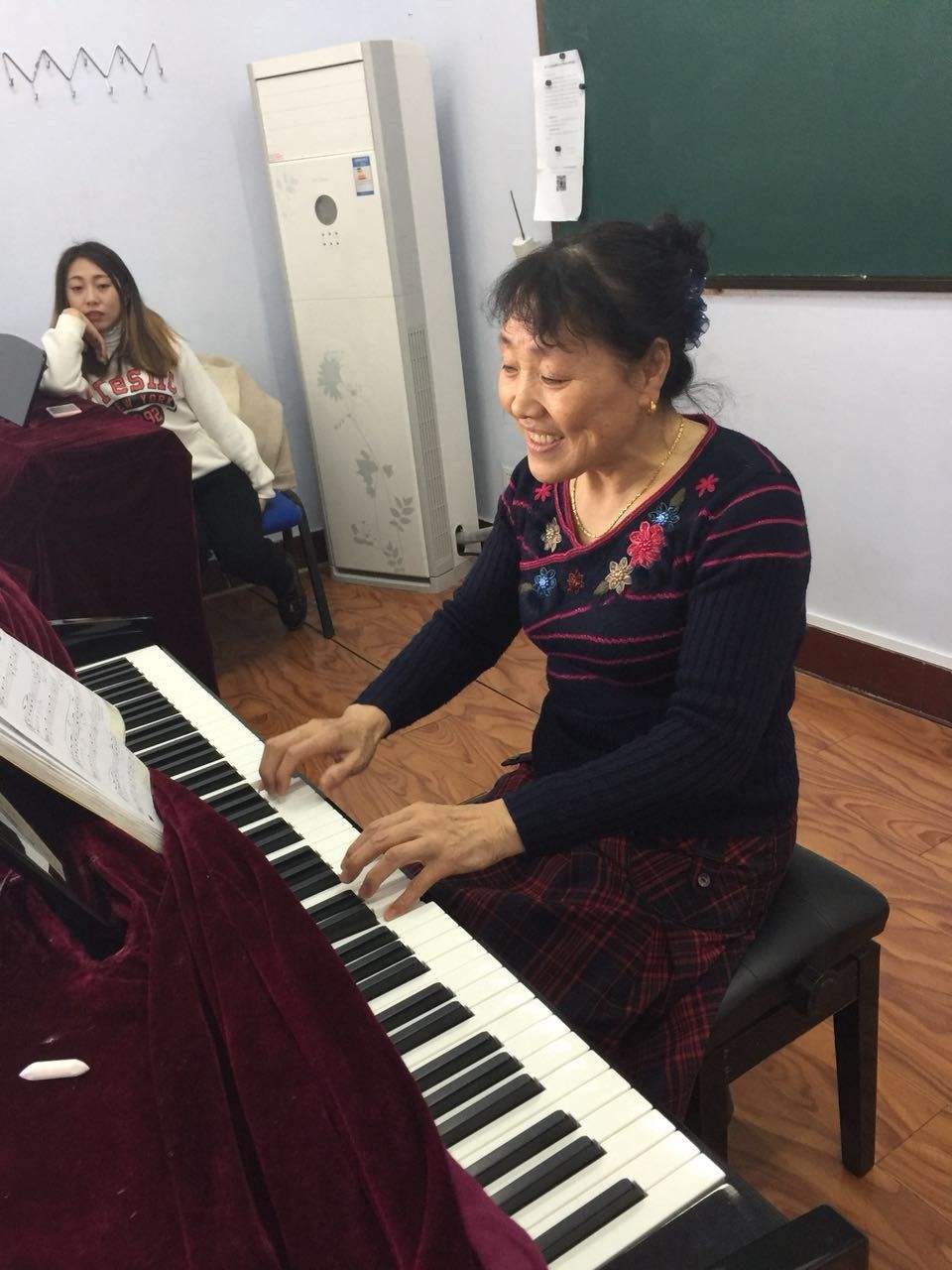 老年人学钢琴入门手法(老年人学钢琴入门手法视频教程)
