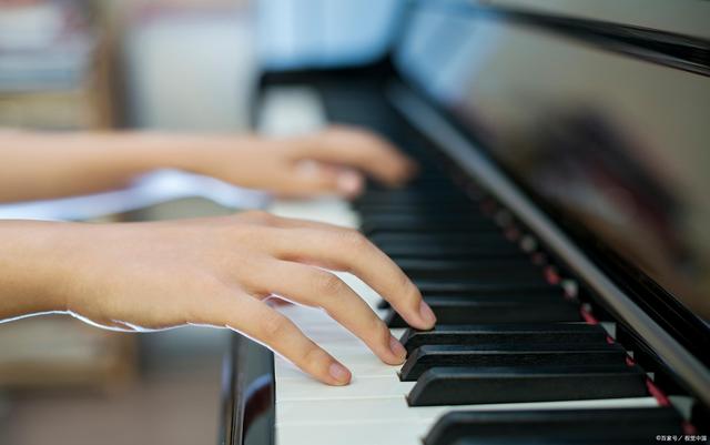 关于弹钢琴的动作和声音怎么的形容的信息