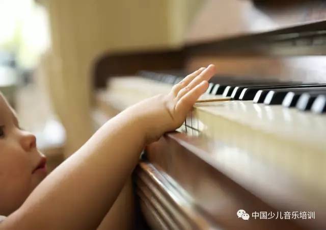 小孩子学习钢琴的好处(小孩子学钢琴有什么好处)