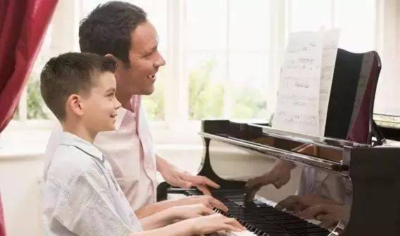 小孩子学习钢琴的好处(小孩子学钢琴有什么好处)